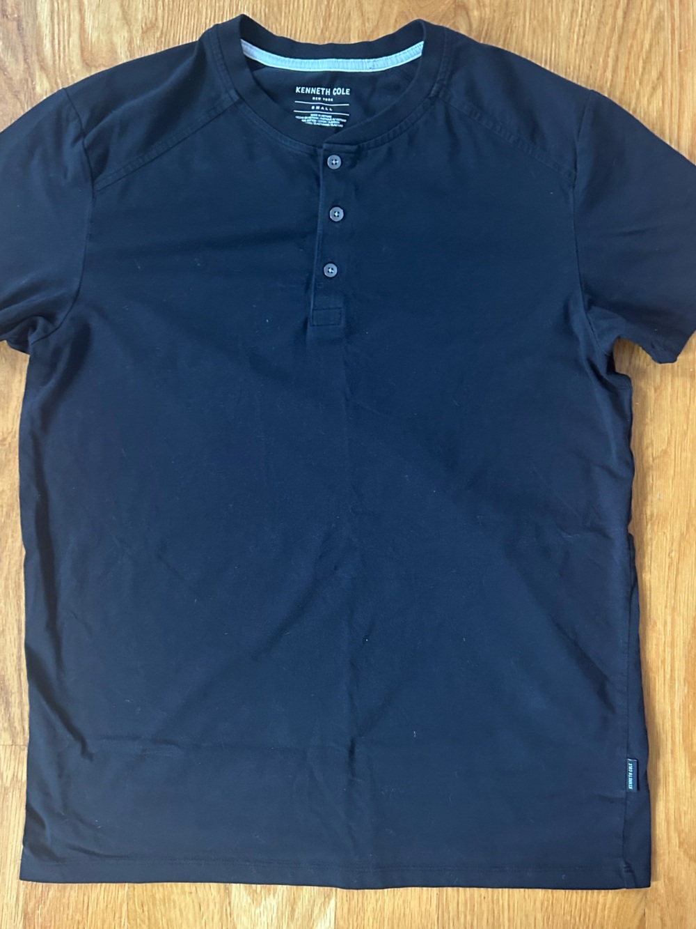 Kenneth Cole Men’s Henley short sleeve shirt
Size small